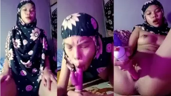 Anggi Berhijab Menggairahkan Mengocek Memek Di Kamar Sendiri