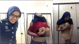 Gadis Berhijab Menggairahkan Di Kamar Mandi Kantor
