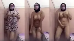 Montok Berhijab, Telanjang Menggoda