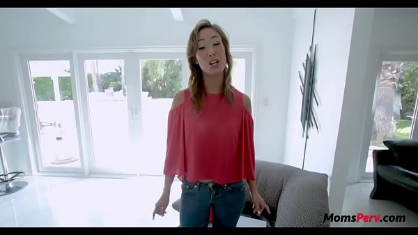 Ibu Tiri Tionghoa Dihardikan Kontol Putih Besar Anak Tirinya!