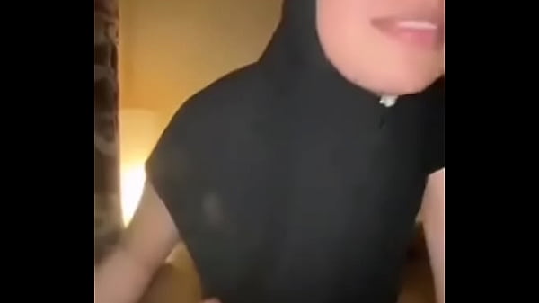 Menggila Dengan Memek Sempit Berjilbab Digenjot Kontol Besar