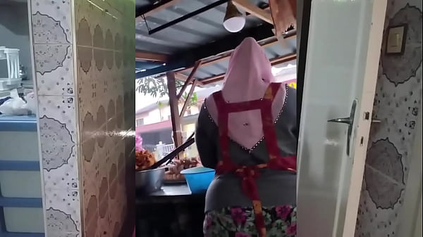 Sang Nenek Muslimah Indonesia Yang Montok Dan Menggoda