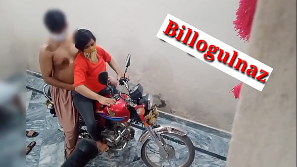 Teman Goyang Ganas Di Atas Motor Dengan Suara Erotis Hindi