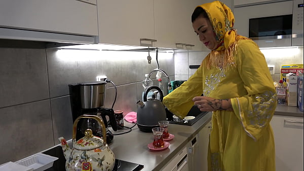 Anak Tiri Yang Bergairah Menggila Menyetubuhi Ibu Tiri Arab Berhijab Dengan Pantat Besarnya