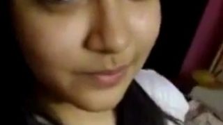 Gadis India Telanjang Memamerkan Payudara Ranumnya