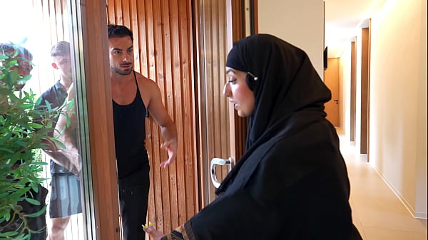 Gadis Arab Bertekad Menjaga Keperawanan Hingga Malam Pengantin, Namun Hasrat Empat Lelaki Menggoyahkan Tekadnya.