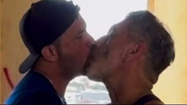 Gedung Tua Dengan Kerangka Dan Si Jago Besar