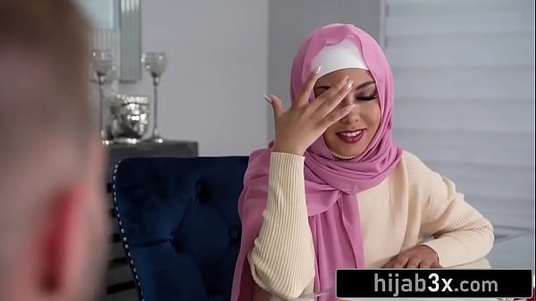 Muslimah Cantik Bergaun Mini Tetap Berhijab Saat Bercinta