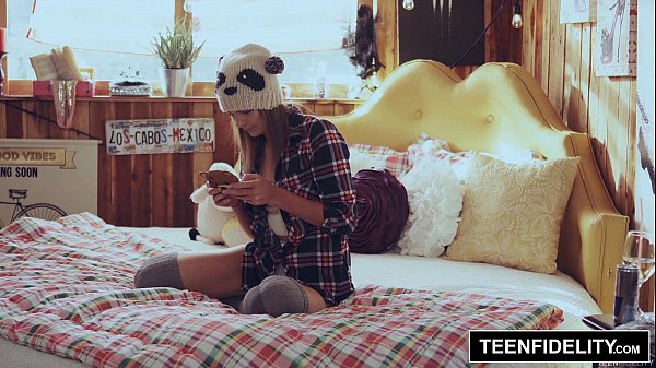 Ngentot Gila, Ayah Tiri Semburkan Sperma Panas Di Memek Shyla Ryder
