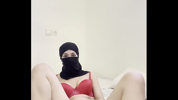 Gadis Arab Berkerudung Menggoda Diri, Mainkan Memek, Gosok Klitoris, Fantasi Erotis Muslimah Sendirian