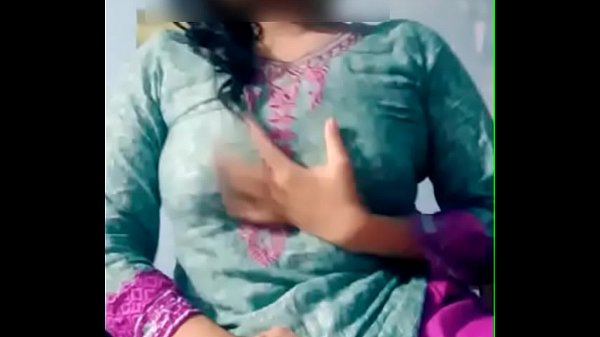 Gadis India Menggairahkan Tampilkan Payudara Besar Di Webcam
