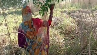 Desi Panas Di Kebun: Adik Ipar Dan Menantu Mesra Di Ladang