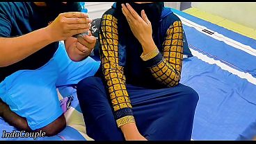 Adik Tiri Berhijab Nekat Buka Celana, Kakak Tiri Malah Salah Lubang Masang Mainan Seks Ke Pantat