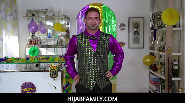 Hijabfamily – Violet Gems Si Gadis Berhijab Diguyur Manik-manik Sebelum Belajar Melayani Nicky Dengan Mulutnya