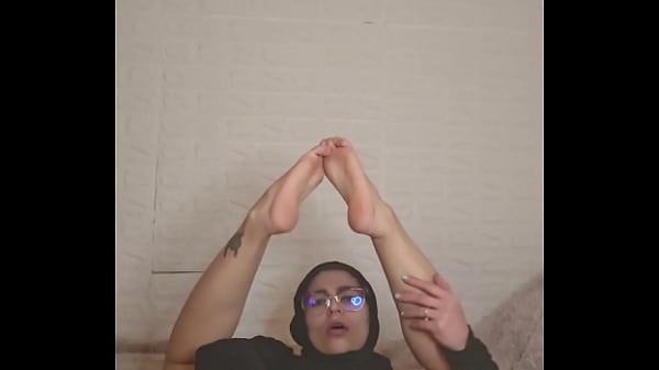 Koleksi Erotis Kaki Mulus Istri Arab Berjilbab Mia