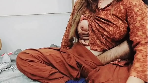 Ibu Tiri Pakistan Ngentot Dubur Di Depan Suami Sementara Ia Mengiris Sayur Dengan Suara Hindi Yang Panas
