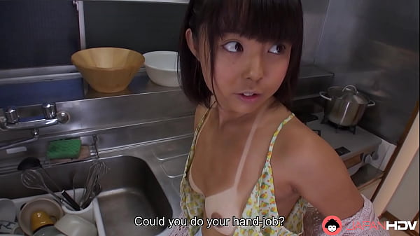 Ibu Rumah Tangga Jepang Berjemur Tomoyo Isumi Beraksi Oral Tanpa Sensor.