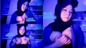 Abg Berhijab Tampil Seksi Dengan Gaya Kuping Kucing Yang Menggoda