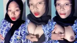 Gadis Berjilbab Pakai Batik, Baru Pulang Sekolah Dan Langsung Menggoda