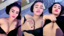 Goyang Payudaranya Saat Telepon Mesra Dengan Miss Kimberly
