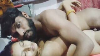 Pasangan Desa Merekam Momen-momen Mesra Mereka Dalam Film Biru India Yang Bikin Malu.