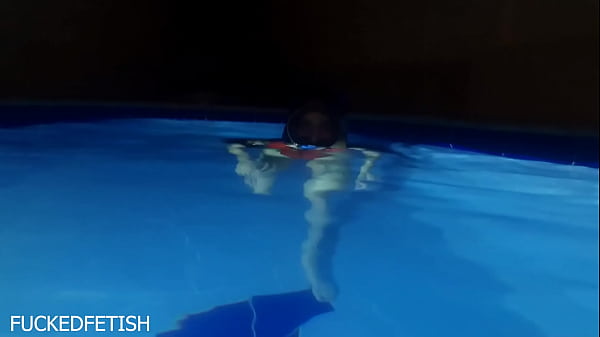 Helen Bintang Beraksi: Pakaian Renang Seksi, Topeng Malam, Dan Kolam Yang Menggoda