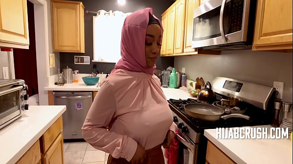 Curvy Ebony Berhijab Nungging Hot Bego, Lily Starfire Makin Liar