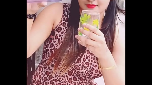 Cewek India Pose Ngehe, Siap Digoyang