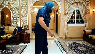 Indo Pembantu Jilbab Disuruh Ngewe Bos, Telan Habis
