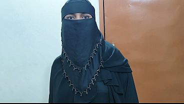 Video Hot Istri Cantik Berhijab Dijagoin Sama Bos India Di Rumah, Ngentot Gila-gilaan.