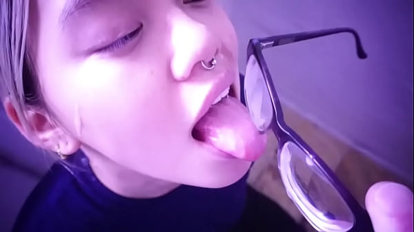 Budak Asia Tak Sabar Menanti Tuannya; Dia Menjilat Bekas Sperma Di Kacamatanya. Tonton Video Lengkapnya Di Sabelarsene.com