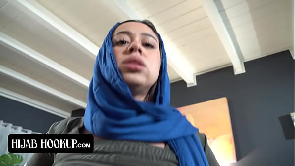 Nakal Banget, Cewek Arab Ini Nge***ot Kontol Kakak Tirinya Biar Mulutnya Terkunci Dari Ortu Sambilan Yang Galak.