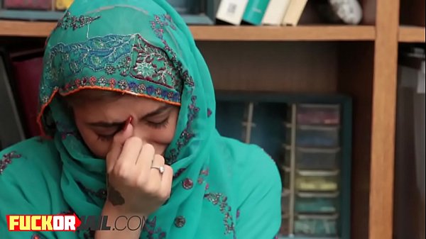 Perwira Nakal Menyuapi Pemuda Arab Dengan Sosis Berdenyut Panas