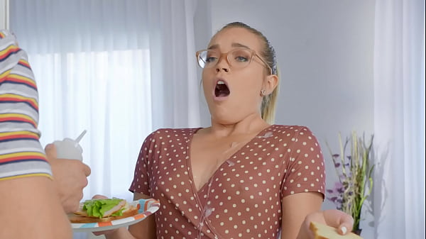 Dia Suka Ditunggangi Di Dapur