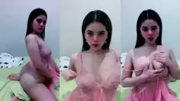 Goyangin Pantat Dan Toket Di Depan Host Ganteng, Bikin Makin Tegang.