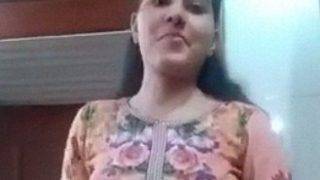 Pramugari Pakistan Seksi Buka Baju Sendirian, Goyangin Pantat Di Kamar Mandi Pesawat