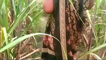 Ibu Tiri Dan Anak Tiri Ngentot Di Luar Rumah Di Desa, Basah Kena Angin Malam.