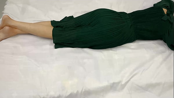 Adik Tiri Ku Yang Masih 18 Tahun Sendirian Di Kamar, Malam Itu Aku Masuk Dan Ngentot Memeknya Sampai Basah.