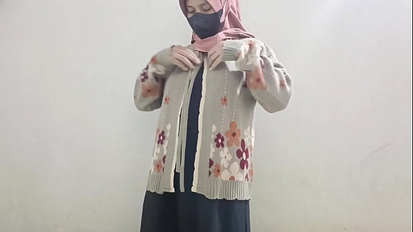 Gadis Berhijab Main Mentimun Sampai Keluar.