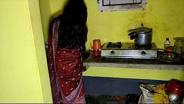 Devar Ngeliat Bhabhi Sendirian Di Dapur, Langsung Mainin Memeknya Sampe Basah.