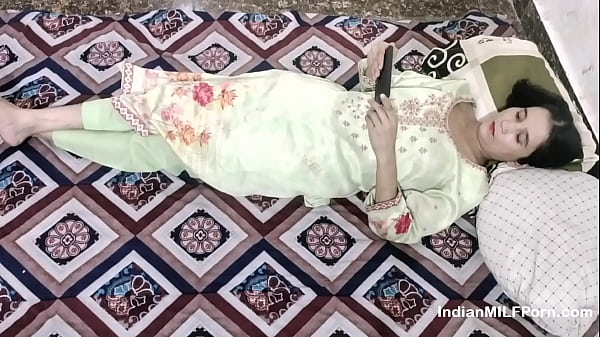 Cewek India Nonton Bokep Di Hp, Dijebolin Abis Sama Kakak Tiri – Suara Hindi