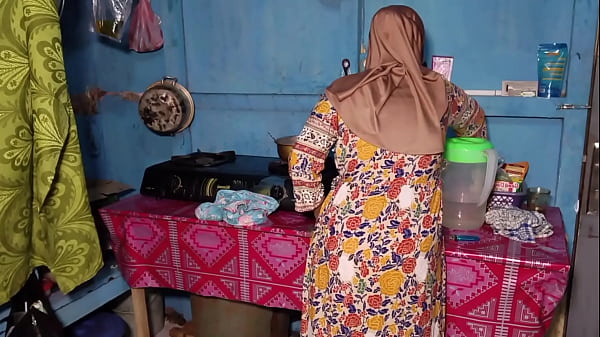 Ngentotin Istri Temen Yang Lagi Masak, Bikin Dapur Makin Panas.