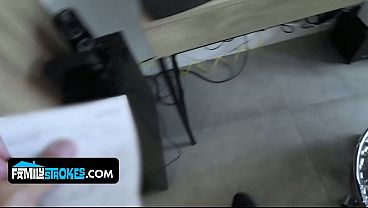 Anak Tiri Cewek Latin Godain Bokapnya Pake Tubuh Mulusnya Yang Bikin Mabuk.