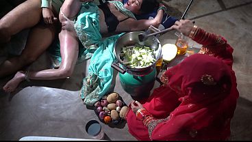 Ibu Tiri Dapur Xxx, Siapin Menu Panas Buat Anak Tiri, Desi Mom Basah Di Dapur.