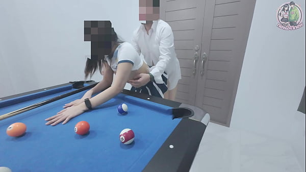 Cewek Thailand Naik Meja Biliar… Trus Digebukin Keras Sampe Meraung!
