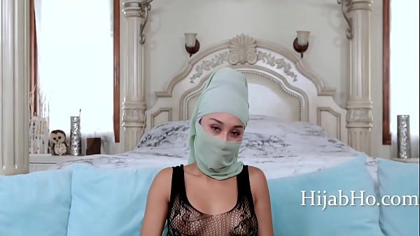 Ibu Tiri Berhijab Bikin Tenang – Cali Lee, Sensasi Erotis Bikin Tahan Lama