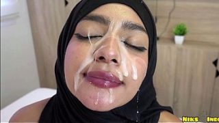 Ngentotin Hijaab Cewek Muda Sampai Muncrat