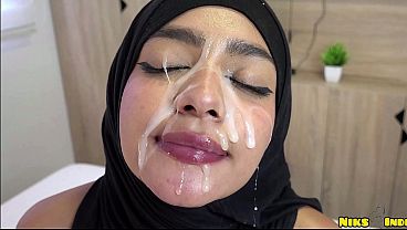 Ngentotin Hijaab Cewek Muda Sampai Muncrat