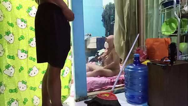 Ngentotin Istri Teman Yang Lagi Sibuk Colmek Sambil Minta Digilir.