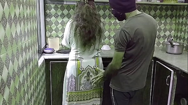 Bini Orang Lagi Sibuk Masak Di Dapur, Langsung Digebrak Dari Belakang, Suara Desahan Dan Gerakan Panas Bikin Makin Liar